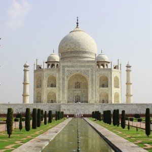 Horizontal view of the Taj Mahal on an India tour