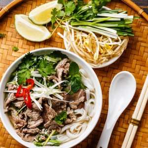  Sopa vietnamita Pho Bo en un recorrido culinario por el sudeste asiático.